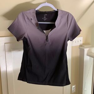 XS Ombré Koi Lite Scrub Top with Zipper. Runs Big, very comfortable and cute.